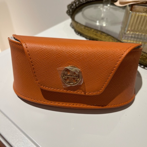 🤎Tory Burch Dark Tortoise Sunglasses🤎 - Picture 6 of 8